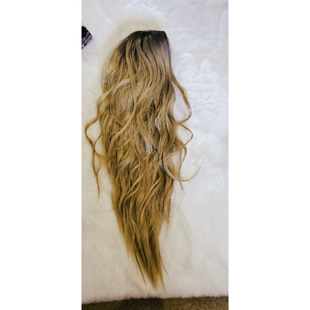Blond wig / synthetic